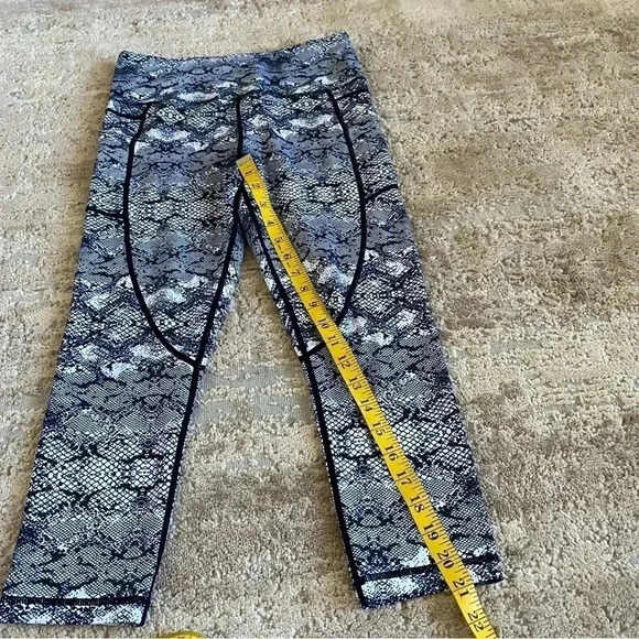 Zyia Active Light n Tight Cobra Metallic Thigh Pocket Black White Leggings: 6-8 - Picture 10 of 11